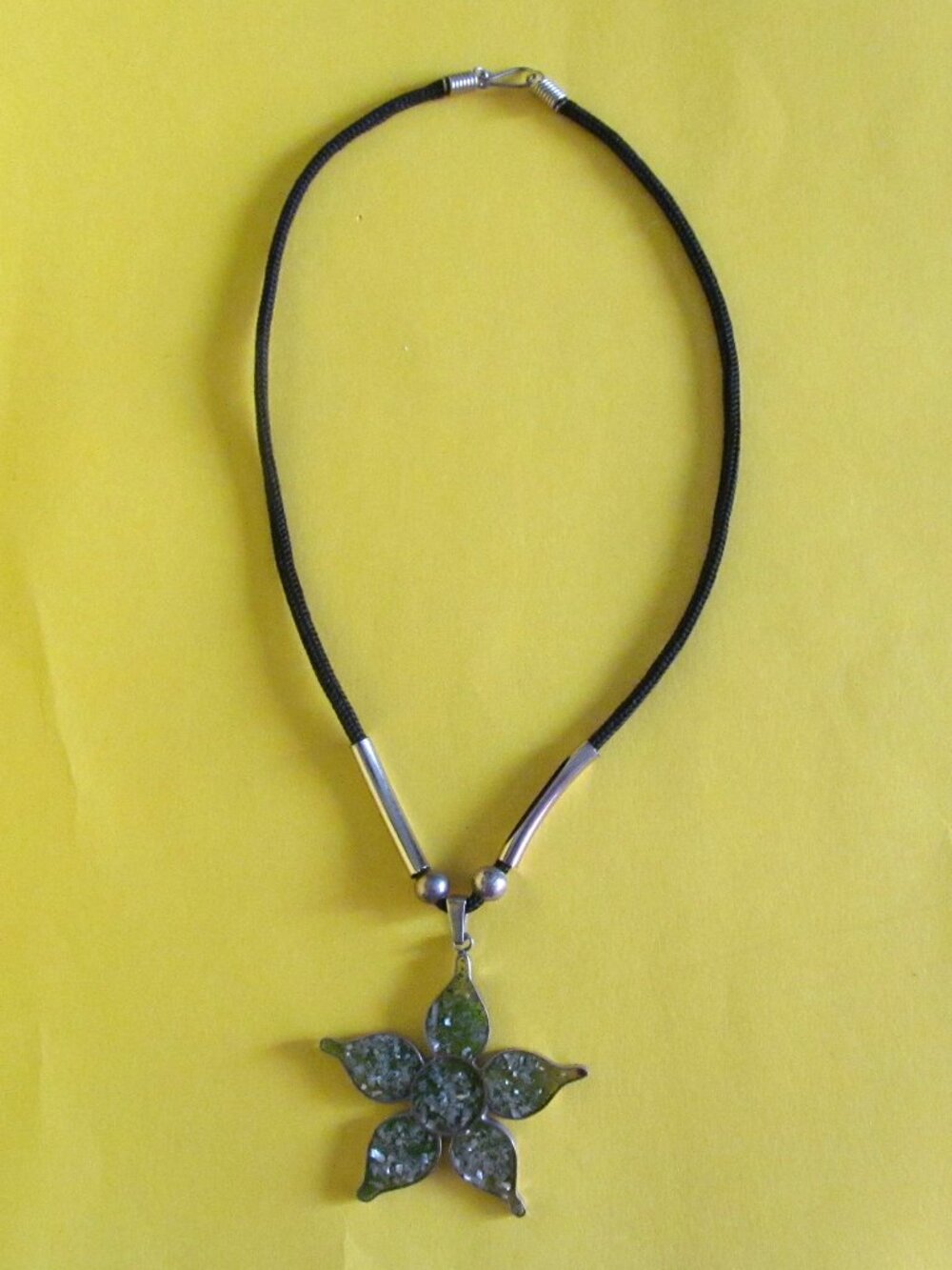 Flower pendant necklace